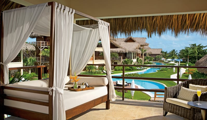 ROMANTIC JUNIOR SUITE POOL VIEW BED